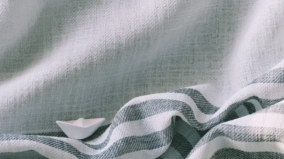 Hvad er forskellen på en enkelt og dobbelt gardinstang?