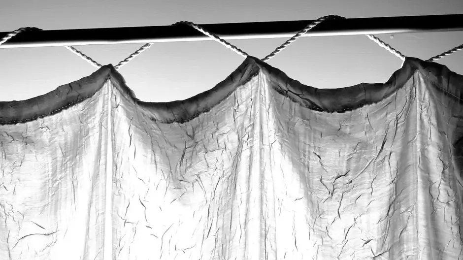 Hvad er forskellen på en gardinstang i metal og træ?