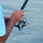 Hvordan justerer jeg længden på en gardinstang?