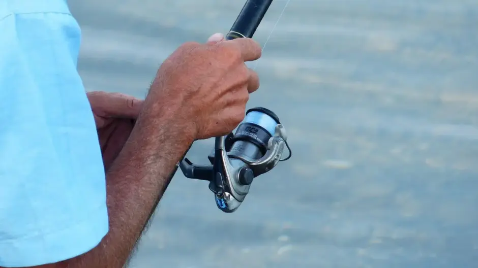 Hvordan justerer jeg længden på en gardinstang?